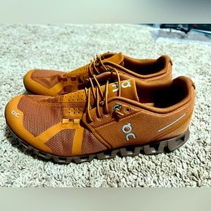Women’s OnCloud running shoes, Excellent used condition, sz 9.5, brown